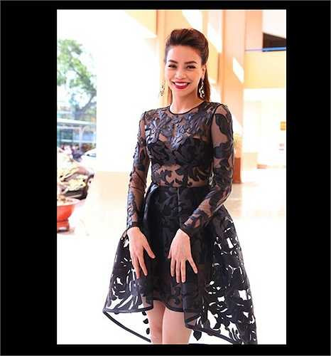 Một chiếc váy xuyên thấu nội y gây tranh cãi khác của Công Trí dành cho Hà Hồ. 