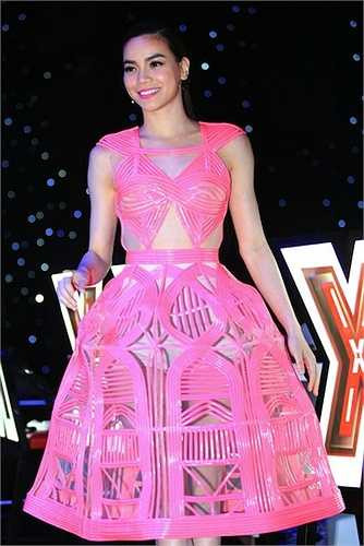 Chiếc váy hồng từ chất liệu plastic rất hiện đại này bị đánh giá là... 'phản chủ' vì nó để lộ nội y của Hà Hồ dưới ánh đèn flash. 