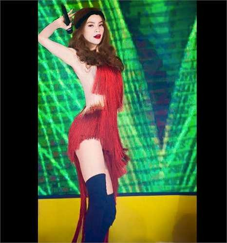 Trong một buổi biễu diễn tại Mỹ Đình, Hà Nội ngày 21/11 vừa qua, Hà Hồ tiếp tục trở thành đề tài bàn tán khi mặc một chiếc váy đỏ khá ngắn với những khoảng hở táo bạo của NTK Lý Quí Khánh. 