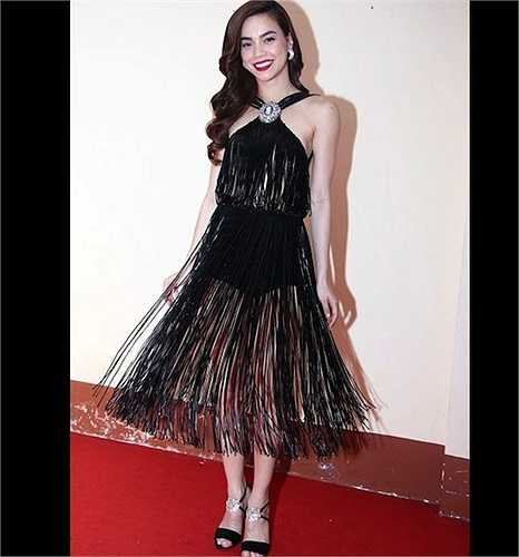 Bộ cánh này bắt kịp xu hướng tua rua đang 'lên ngôi' vào thời điểm đó nhưng khi Hồ Ngọc Hà mặc, nó lại bị chê là rườm rà, không tôn dáng. 