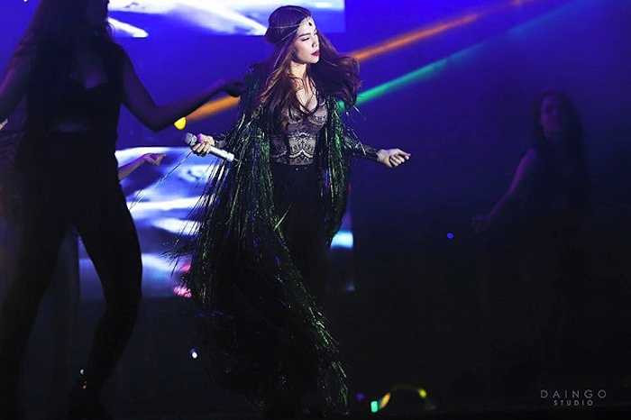 Trang phục mà cô mặc mới đây ở một sự kiện tại Hà Nội với áo tua rua xanh lá cây dài quét đất tiếp tục là đề tài bàn tán của nhiều người. 