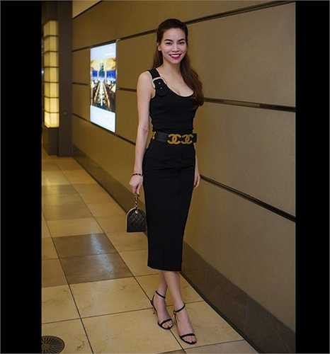 Tháng 8/2015 vừa qua, Hồ Ngọc Hà, Chi Pu, Gil Lê và Lý Quí Khánh có cơ hội sang Nhật gặp Hoa hậu Hoàn vũ Riyo Mori. Bộ cánh cô mặc trong bữa tiệc rất sang trọng, thanh lịch nhưng vẫn bị cư dân mạng 'ném đá'. Nhiều người cho rằng việc khoe logo hàng hiệu Chanel trên trang phục của cô khá lộ liễu, kém sang. 