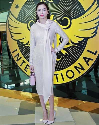 Trước đó, cũng trong một sự kiện ở Nhật, bộ váy sắc hồng nhạt với khăn quàng nhẹ của Hà Hồ bị một số khán giả cho là hơi thiếu tinh tế. 