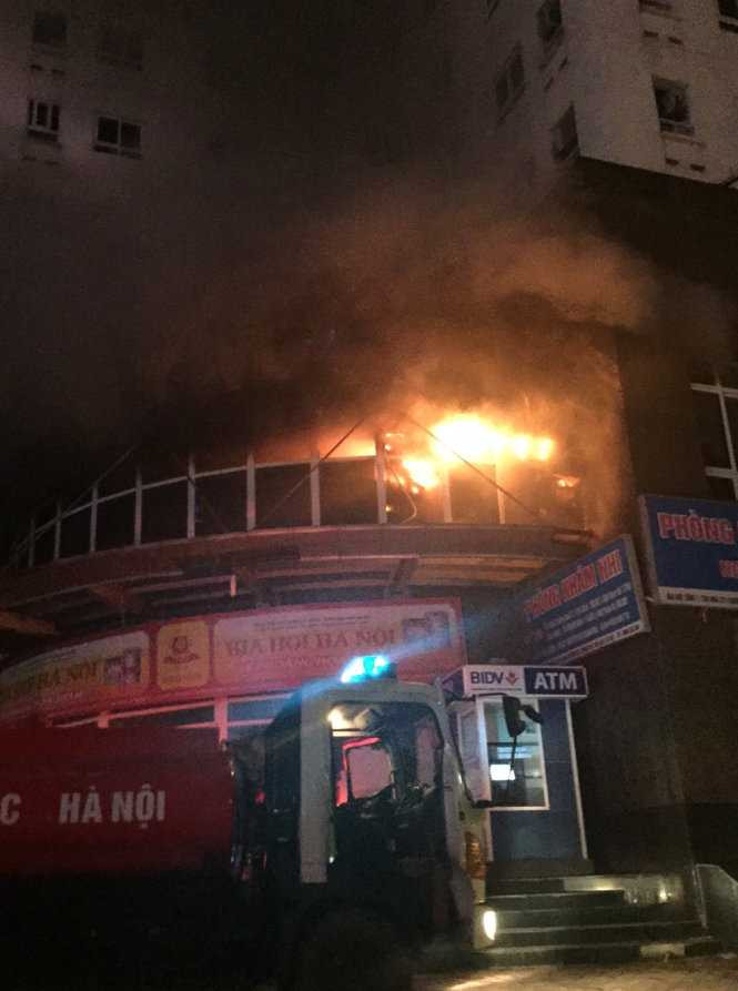 Xe cứu hỏa đến chữa cháy tại chung cư Vimeco. Ảnh: Minh Quang