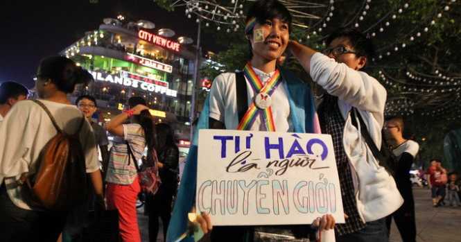 Tự hào là người chuyển giới là nội dung được một bạn trẻ cầm trên tay nhằm hưởng ứng khi quyền chuyển giới được Quốc hội thông qua - Ảnh: Nguyễn Khánh