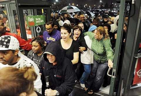 Hàng dài người chờ đợi ngày Thứ Sáu đen