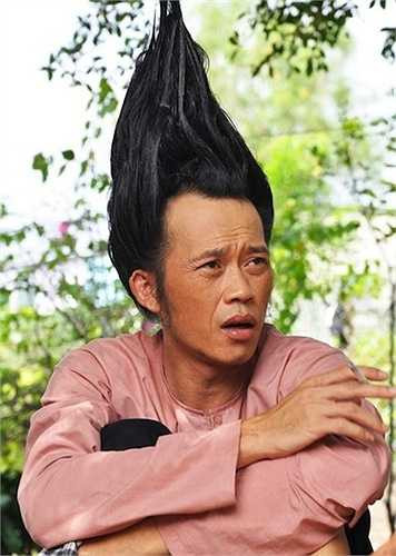 Kiểu tóc dựng đứng được anh học hỏi từ 'Tình người duyên ma', áp dụng vào 'Hello cô Ba'.