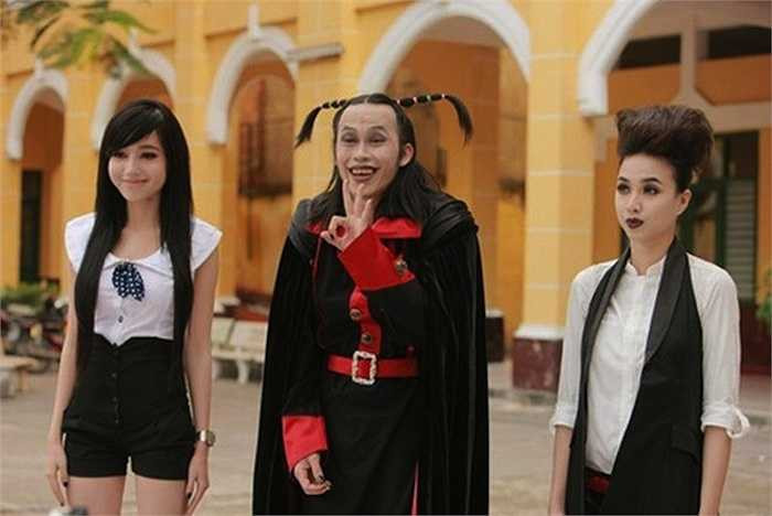 Tạo hình hài hước của Hoài Linh trong Bóng ma học đường. 