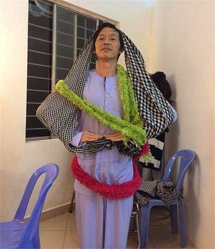 Bên cạnh đó, gu thời trang của Hoài Linh cũng rất 'khó đỡ'.