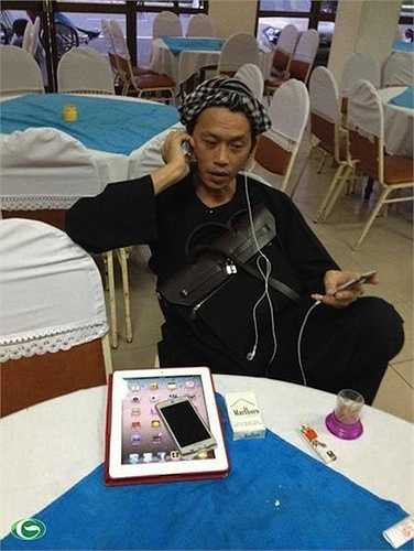 Anh mặc đồ miền Tây, dùng đồ công nghệ cao.