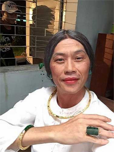 Dù hoá thân vào hình tượng 'giai nhân già'...