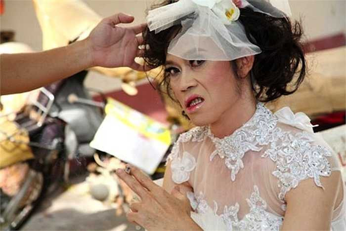 Làm cô dâu 'lồng lộn' nhưng khuôn mặt đậm chất giang hồ của Hoài Linh tạo ra sự tương phản đầy dí dỏm.