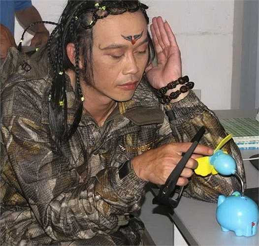 Hoài Linh sở hữu mái tóc được tết chi chít trên đầu trong 'Hoán đổi thân xác'.