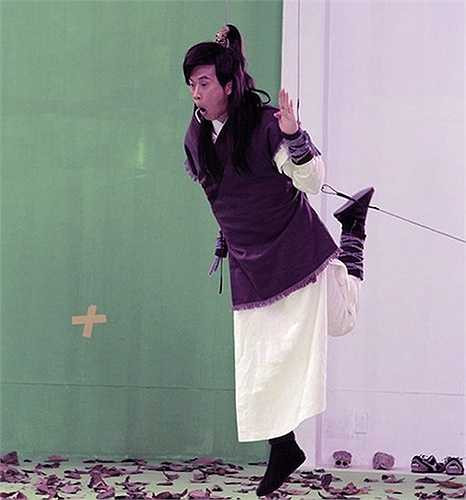 'Dương Quá' Hoài Linh diện đồ cổ trang cùng mái tóc dài duyên dáng.