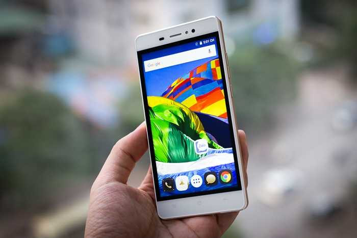 Camera trước của Massgo Vi2s 3.2 megapixel có cả đèn flash để hỗ trợ chụp ảnh selfie 