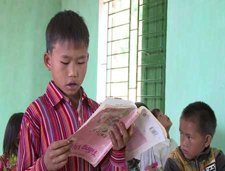 Sự thật khiến nhiều người xúc động đằng sau bức ảnh học sinh cầm sách ngược đang lan truyền nhanh trên mạng.