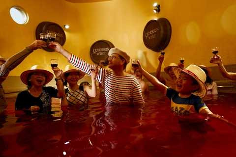 Tắm rượu vang đã trở thành một nét văn hóa của xứ sở mặt trời mọc Tắm rượu vang đã trở thành một nét văn hóa của xứ sở mặt trời mọc