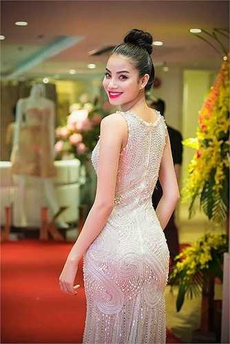 Phạm Hương sexy không đối thủ trong một thiết kế sử dụng chất liệu vải trong veo.