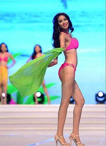 Cách tạo dáng chuyên nghiệp cùng đường cong chữ S giúp cô gây được ấn tượng mạnh với BGK và khán giả.