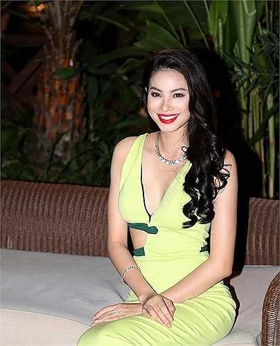 Sở hữu hình thể chuẩn với số đo ba vòng hoàn hảo, Phạm Hương không ngần ngại khoe đường cong trong những khung hình sexy.