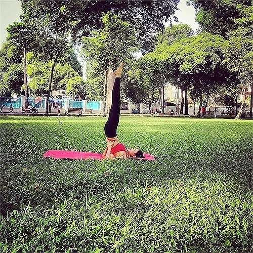 Cô có được vóc dáng hoàn hảo này nhờ thường xuyên tập luyện thể thao và yoga.