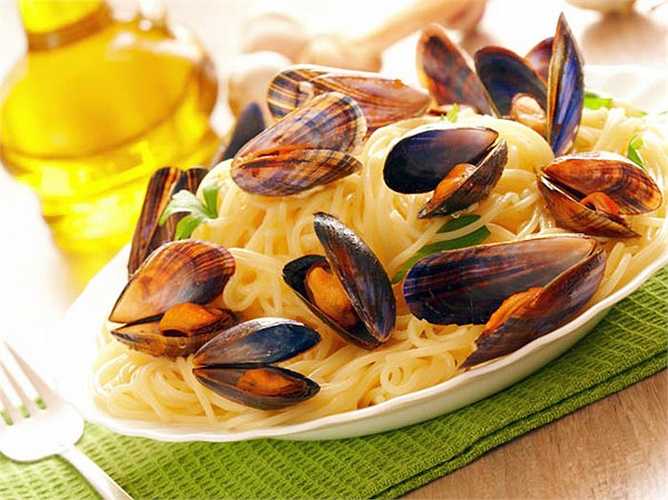 Hàu: Hàu rất giàu kẽm. Kẽm là một khoáng chất cần thiết đóng một vai trò quan trọng trong việc cải thiện mức độ testosterone cũng như việc sản xuất tinh trùng. 