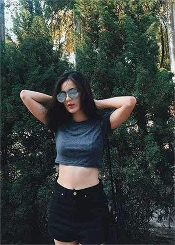 Không chỉ thế, Hạ Vi còn đạt giải Hoa học trò Icon phong cách 2010. Tuy nhiên trong thời điểm ấy cô không nhận được nhiều sự chú ý bởi một thời gian dài đi du học nước ngoài.