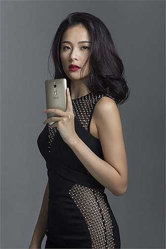 Là một cô nàng chưa có nhiều tiếng tăm trong chuyện đời tư cá nhân, tuy nhiên, sau chuyện đăng hình đôi với Cường đô-la, Hạ Vi chắc chắn được chú ý nhiều hơn.