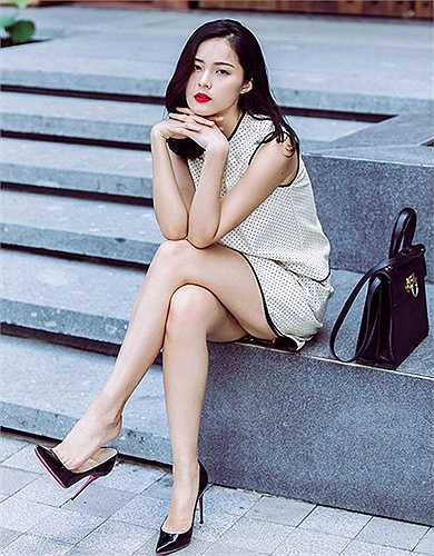 Báo giới cũng đã liên lạc với Hạ Vi tuy nhiên đại diện cô cho biết, vì đang trong quá trình đóng phim nên không muốn đưa ra bất kỳ bình luận gì.