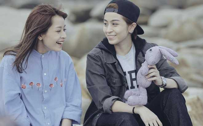 Ở ngoài đời, Chi Pu và Gil Lê bị đồn là có mối quan hệ trên mức tình cảm, nhưng họ chưa bao giờ xác nhận điều đó. Hai ngôi sao trẻ rất nhập vai trong Yêu, đem đến màn khóa môi đầy lãng mạn dưới mưa trong con hẻm nhỏ. Dù bị gắn mác 16+, phim thu hút sự chú ý và tò mò từ công chúng, thu 12 tỷ đồng sau ba ngày đầu tiên trình chiếu.