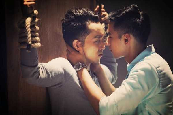 Con ma nhà họ Vương (2015): Huy (Hồ Vĩnh Khoa) là một gã thiếu gia biến thái, đưa ra điều kiện đủ hấp dẫn để dụ dỗ Nam (La Quốc Hùng) đến nhà mình. Tuy là mối quan hệ “con mồi - thợ săn”, nhưng cũng có lúc Huy tìm cách quyến rũ Nam bằng cách cởi đồ, vuốt ve và hờ hôn chàng trai tội nghiệp. Nhưng chừng đó chiêu trò không thể khỏa lấp sự yếu kém của Con ma nhà họ Vương và đây là một bước lùi đáng kể trong sự nghiệp của Vũ Ngọc Đãng.