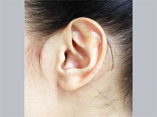 Mụn trên tai: Mụn trứng cá ở tai liên quan đến chức năng thận. Theo y học Trung Quốc khi thận không hoạt động đúng chức năng, có thể có mụn trên tai. Không uống đủ nước có thể dẫn đến giảm chức năng thận và mụn ở tai. 