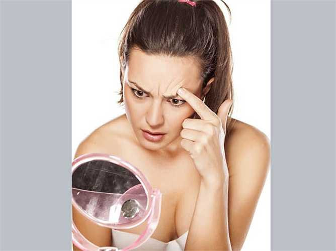 Mụn ở phía dưới trán: theo y học Trung Quốc, mụn ở trán dưới có nghĩa là bạn có thể bị lo âu và trầm cảm. 