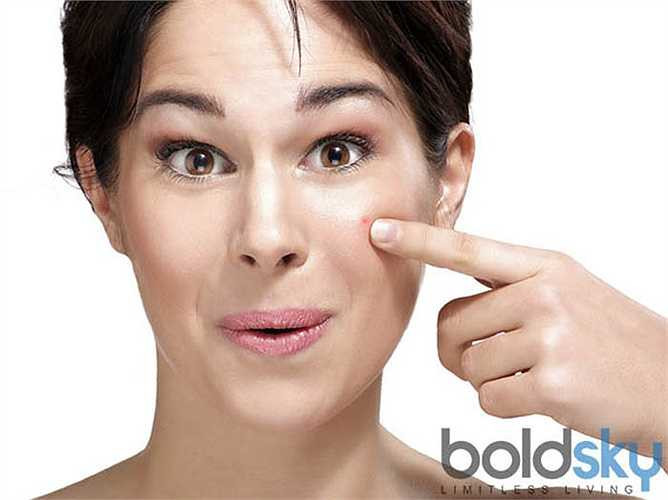 Mụn trên má: Đôi má của bạn được liên kết với chức năng phổi. Những người hút thuốc và có vấn đề về phổi như hen suyễn, dị ứng đường hô hấp và viêm phế quản dễ bị mụn trên má.