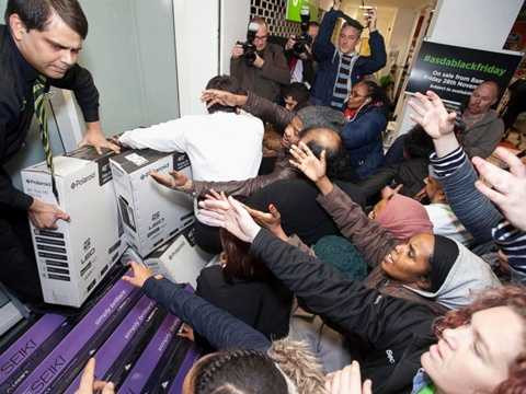 Cảnh chen lấn trong ngày Black Friday rất phổ biến trên toàn thế giới