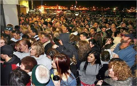 Một người đàn ông bị bỏ mặc tới chết trong đám đông chen chúc