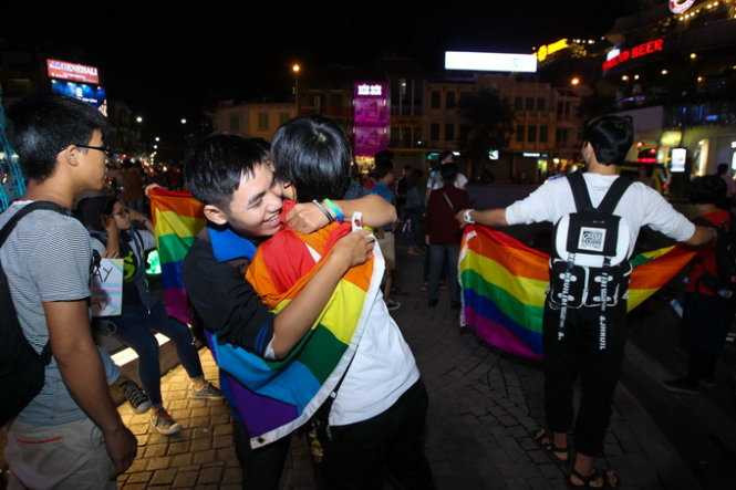 Một chàng trai ôm lấy người bạn của mình trong buổi diễu hành mừng Quốc hội thông qua Bộ luật dân sự. Trong đó, cho phép cá nhân có quyền xác định lại giới tính