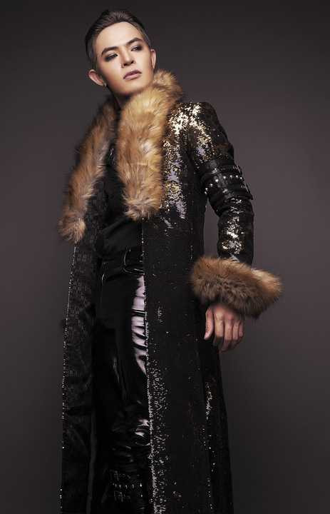 Bùi Caroon chia sẻ, anh muốn tạo nên một sự thú vị mới khi diễn tả nội tâm giữa ranh giới thiện và ác, quyền lực và cô đơn, lạnh lùng và khao khát... 