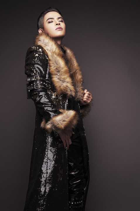 NTK đã mất gần 1 tháng cho ý tưởng, bản vẽ, đến từng chi tiết của bộ cánh Bùi Caroon khoác lên mình. 