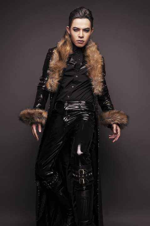 Bàn về phong cách thời trang thì có vẻ như Bùi Caroon thích sự chuyển biến đa dạng nên cho phép mình Lạc như tựa đề single thứ 9 vừa được ra mắt