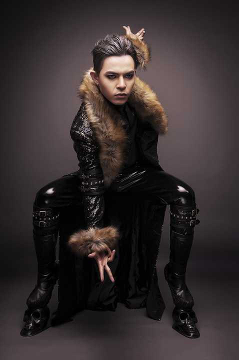 Bàn về phong cách thời trang thì có vẻ như Bùi Caroon thích sự chuyển biến đa dạng nên cho phép mình "Lạc" như tựa đề single thứ 9 vừa qua