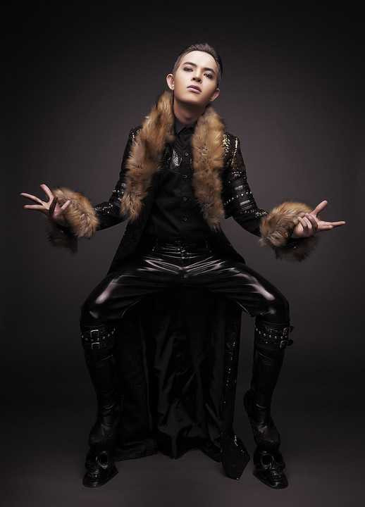 Bàn về phong cách thời trang thì có vẻ như Bùi Caroon thích sự chuyển biến đa dạng nên cho phép mình "Lạc" như tựa đề single thứ 9 vừa qua