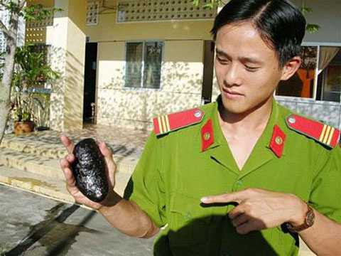 Thứ mà dân lừa đảo gọi là đồng đen để bịp người cả tin. Ảnh: CAND