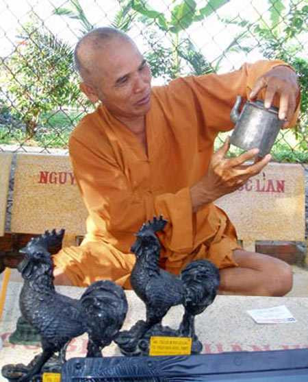 Một vị sư ở TP.HCM giới thiệu về tượng đồng đen