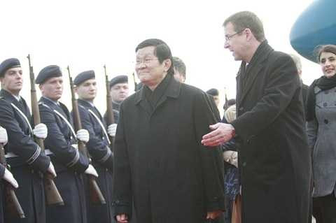 Chánh Văn phòng Phủ tổng thống Đức đón Chủ tịch nước tại sân bay - Ảnh: V.V.Thành Chánh Văn phòng Phủ tổng thống Đức đón Chủ tịch nước tại sân bay - Ảnh: V.V.Thành