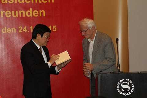 Chủ tịch nước Trương Tấn Sang nhận tập thơ Chế Lan Viên dịch sang tiếng Đức của một người bạn Đức - Ảnh: V.V.Thành Chủ tịch nước Trương Tấn Sang nhận tập thơ Chế Lan Viên dịch sang tiếng Đức của một người bạn Đức - Ảnh: V.V.Thành