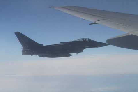 Chiến đấu cơ của quân đội Đức hộ tống chuyên cơ chở Chủ tịch nước trên bầu trời Berlin - Ảnh: V.V.Thành Chiến đấu cơ của quân đội Đức hộ tống chuyên cơ chở Chủ tịch nước trên bầu trời Berlin - Ảnh: V.V.Thành