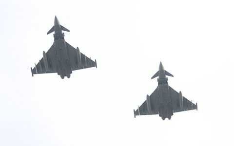 Chiến đấu cơ trình diễn trên bầu trời Berlin trong lễ đón tại sân bay - Ảnh: V.V.Thành Chiến đấu cơ trình diễn trên bầu trời Berlin trong lễ đón tại sân bay - Ảnh: V.V.Thành