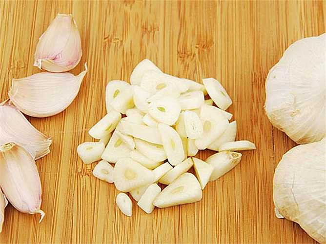 Tỏi: Ngay sau khi bạn thức dậy vào buổi sáng, xay 2 tép tỏi và trộn trong một ly nước và uống nó. Ngoài ra, hãy ăn tỏi trong chế độ ăn uống hàng ngày vì tỏi rất giàu dược tính, vấn đề giun kí sinh có thể được kiểm soát.