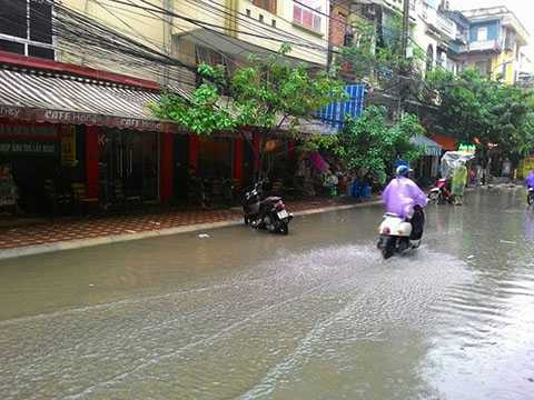  Ngõ 167 Tây Sơn cũng bị ngập sau cơn mưa lớn